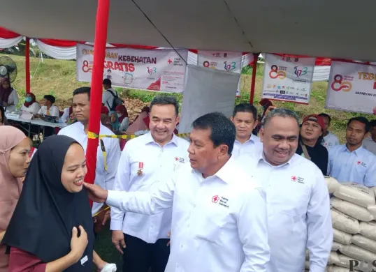 Bupati Tangerang, Moch. Maesyal Rasyid menyerahkan paket sembako dalam acara HUT ke-80 PMI dan HUT ke-393 Kabupaten Tangerang di Volunteer Park PMI, Kecamatan Solear, Minggu, 28 September 2025. (Sumber: Poskota/Veronica Prasetio)