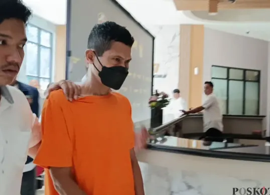 Ustaz cabul, Masturo Rohili, 52 tahun, digiring personel Polres Metro Bekasi seusai ditetapkan sebagai tersangka kasus pelecehan anak angkat dan keponakannya, Senin, 29 September 2025. (Sumber: Poskota/Nurpini Aulia Rapika)