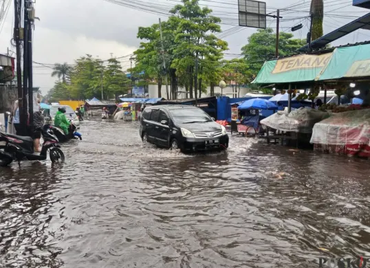 Kondisi banjir di kawasan Lembang, Kabupaten Bandung Barat, Senin, 29 September 2025. (Sumber: Poskota/Gatot Poedji Utomo)