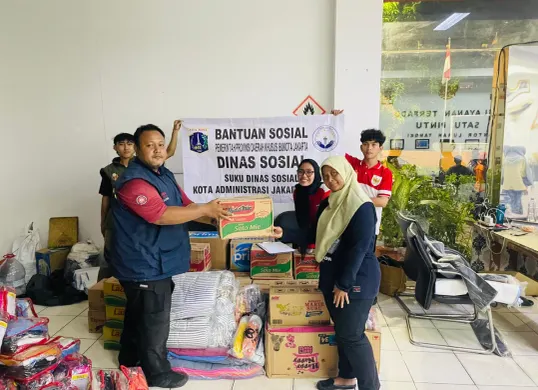 Dinas Sosial DKI Jakarta saat memberikan bantuan logistik bagi penyintas korban kebakaran Taman Sari, Jakarta Barat. (Sumber: Kominfotik Dinsos DKI Jakarta)