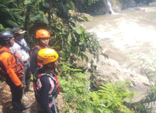 Petugas melakukan pencarian terhadap pria yang hilang setelah terpeleset di Sungai Cikaniki, Nanggung, Kabupaten Bogor. (Sumber: Dok. BPBD Bogor)