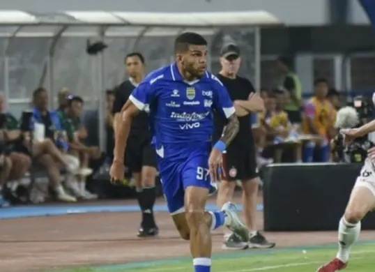 Berguinho, gelandang serang Persib Bandung asal Brasil, tengah dalam pemulihan cedera dan diragukan tampil melawan Bangkok United di AFC Champions League Two 2025/2026. (Sumber: Dok/ilague.id)
