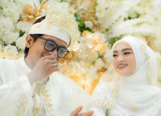 Potret pernikahan Dzawin Nur dengan Renny Rachmawaty. (Sumber: Instagram/@dzawin_nur)