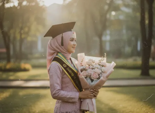 Foto wisuda estetik mirip polaroid yang dibuat menggunakan prompt Gemini AI. (Sumber: Gemini AI)