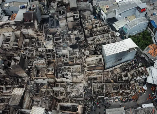 Kondisi pemukiman di Jalan Gang Langgar 1, RT 04/RW 06, Kelurahan Tangki, Kecamatan Taman Sari, Jakarta Barat, seusai terbakar, Senin, 29 September 2025. (Sumber: Poskota/Bilal Nugraha Ginanjar)
