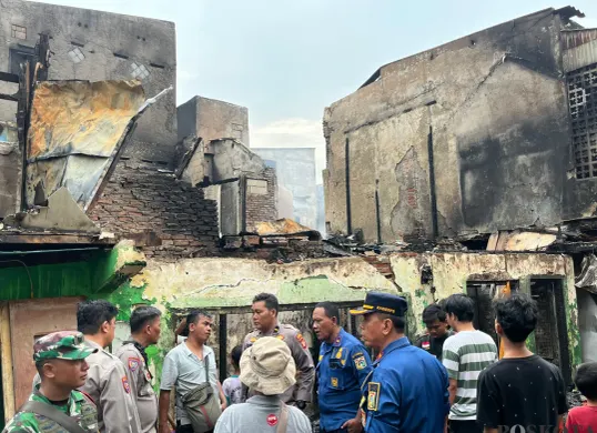 Kepulan asap masih menyala di lokasi kebakaran, Kelurahan Tangki, Kecamatan Tamansari, Jakarta Barat, Senin, 29 September 2025. (Sumber: POSKOTA | Foto: M Tegar Jihad)