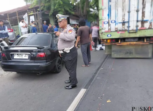 Situasi lalu lintas di TKP kecelakaan di Jalan Raya Jakarta KM 31 RT 01/RW 05, Kelurahan Cisalak, Kecamatan Sukmajaya, Kota Depok, Senin, 29 September 2025. (Sumber: Poskota/Angga Pahlevi)