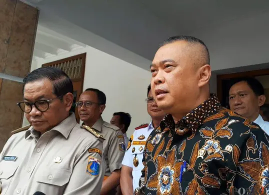 Gubernur Jakarta Pramono Anung dan Menhub Dudy Purwagandhi di Wisma Mandiri, Jakarta Pusat, Senin, 29 September 2025. (Sumber: Poskota/Muhammad Tegar Jihad)