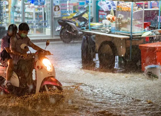 Tips aman berkendara motor saat berada di cuaca ekstrem. (Sumber: Pixabay | Foto: Qimono)