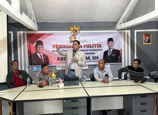 SOSIALISASI: Anggota Komisi IV DPRD Jawa Barat, Abdul Karim, saat menggelar sosialisasi pendidikan politik di aula Desa Nagrak, Kecamatan Cianjur, Kabupaten Cianjur. (Sumber: Istimewa)