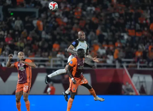 Potret pemain Persija Jakarta, Gustavo Almeida saat berduel di udara dengan pemain Borneo FC. (Sumber: Persija)