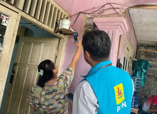 Manager PLN UP3 Bintaro Hendar Prisnadianta (kanan) memberikan edukasi langsung kepada pelanggan untuk melakukan Catat Meter Mandiri. (Sumber: Dok. PLN UID Jakarta Raya)