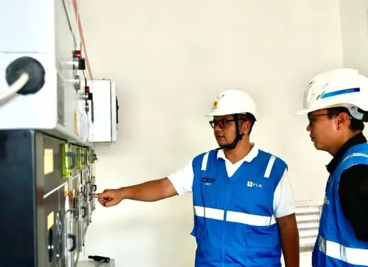 Manager PLN UP3 Cengkareng, Robin Septavyn (kiri), bersama petugas PLN melakukan pengecekan panel listrik saat proses penyalaan listrik untuk PT Niscala Energi Indonesia. (Sumber: Dok PLN UID JAkarta Raya)
