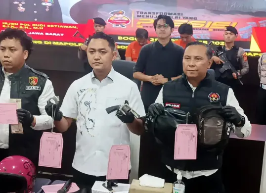 Polisi menunjukkan barang bukti yang disita dari pelaku pencurian dan kekerasan terhadap dua remaja di Jalan Raya Pancasan, Kota Bogor. (Sumber: Istimewa)