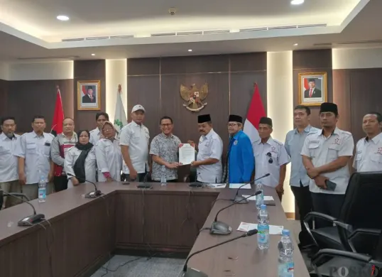 DPRD Jakarta menerima aspirasi yang disampaikan pedagang kecil terkait pembahasan Raperda KTR, Senin, 29 September 2025. (Sumber: Poskota/Pandi Ramedhan)