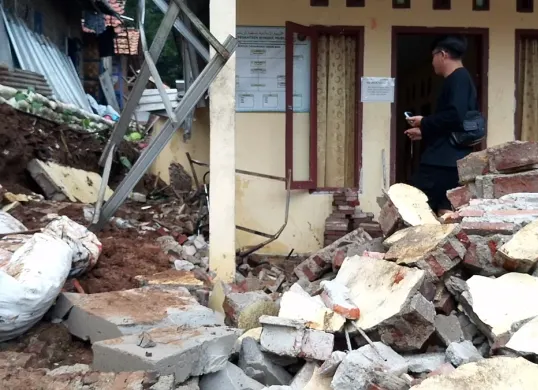 Lokasi TPT longsor yang menimpa bangunan Majelis Ta’lim Ponpes Riyadul Mubtadiin di Kecamatan Cadasari, Pandeglang. (Sumber: BPBDPK Pandeglang)