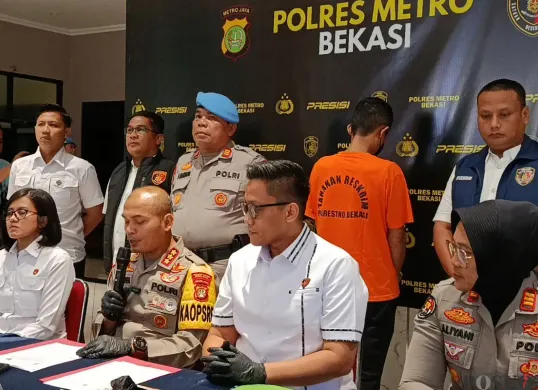 Jumpa pers ustaz tersangka pelecehan seksual di Mapolres Metro Bekasi, Senin, 29 September 2025. (Sumber: Poskota/Nurpini Aulia Rapika)