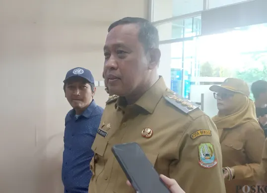 Wali Kota Bekasi, Tri Adhianto, pastikan tidak ada laporan terkait masalah keracunan Makanan Bergizi Gratis (MBG) di wilayahnya. Senin, 29 September 2025. (Sumber: Poskota/Nurpini Aulia Rapika)
