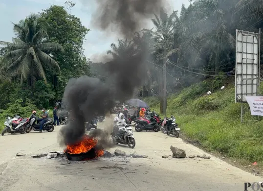Warga melakukan aksi penolakan penghentian sementara aktivitas tambang di Desa Rangasjajar, Kecamatan Cigudeg, Kabupaten Bogor. (Sumber: Poskota/Giffar Rivana)