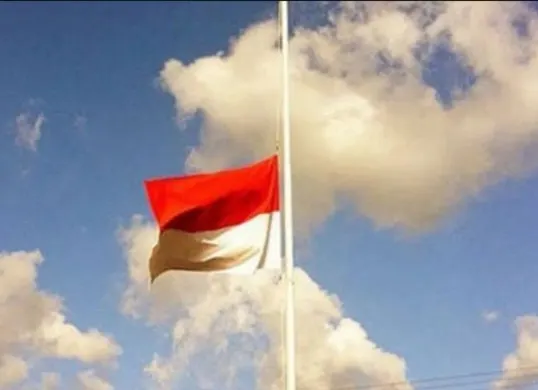 Bendera Merah Putih setengah tiang (Sumber: Pinterest)