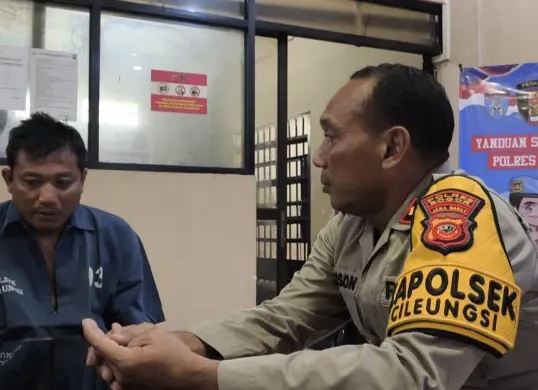 Kapolsek Cileungsi, Kompol Edison saat menginterogasi pelaku pencopetan di acara penyerahan kunci rumah bersubsidi yang dihadiri Presiden RI, Prabowo Subianto. (Sumber: Dok Polsek Cileungsi)