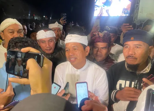 Gubernur Jabar Dedi Mulyadi tetap melanjutkan penghentian sementara jalur tambang untuk perbaikan infrastruktur jalan. (Sumber: Istimewa)