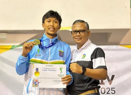 Salah seorang atlet karata dari Kota Depok, Irfan Hakim berhasil meraih medali emas di POPDA XIV Jabar 2025. (Sumber: Dok. Disporyata Kota Depok)