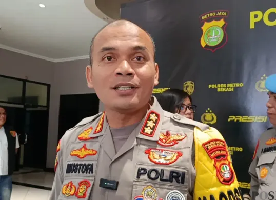 Kapolres Metro Bekasi, Kombes Pol Mustofa pastikan Polsek di wilayah hukumnya masih melayani pembuatan Surat Keterangan Catatan Kepolisian (SKCK) untuk keperluan umum. (Sumber: Poskota/Nurpini Aulia Rapika)