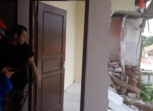 TRC Penanggulangan Bencana Damkar Kota Depok melakukan assement rumah yang alami longsor akibat hujan deras. (Sumber: Dok Damkar PB Kota Depok)