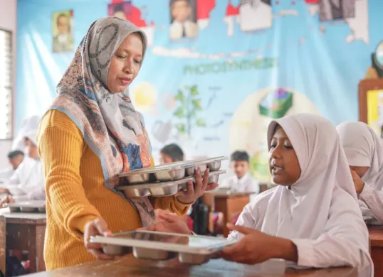 Ilustrasi siswa menerima makanan dari program Makan Bergizi Gratis (MBG). (Sumber: Poskota/Bilal Nugraha Ginanjar)