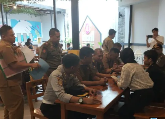 Petugas mendatangi restoran mie di Kecamatan Ciruas, Kabupaten Serang. (Sumber: Dok. Satpol PP Serang)