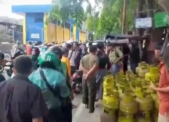 Warga berkerumun di lokasi insiden penusukan pemilik agen gas di kawasan Duri Kepa, Kebon Jeruk, Jakarta Barat, Selasa, 30 September 2025. (Sumber: Istimewa)