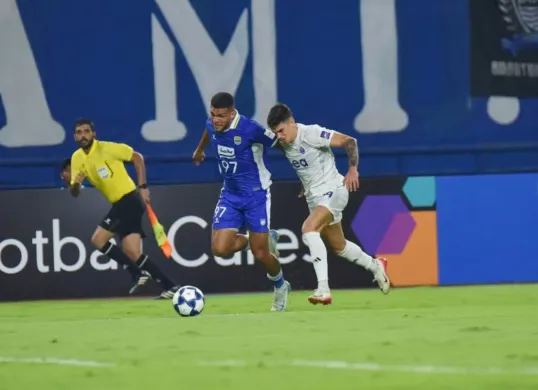 Potret pemain Persib Bandung, Berguinho saat berduel dengan punggawa Lion City Sailors di ajang ACL Two. (Sumber: Persib)