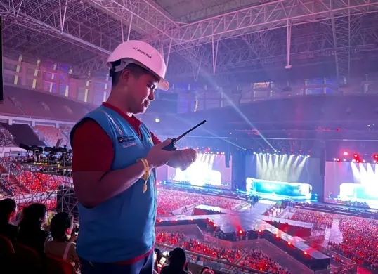 Petugas PLN siap siaga memantau keandalan di dalam Stadion JIS selama konser NCT Dream berlangsung. (Sumber: Dok. PLN UID Jakarta Raya)