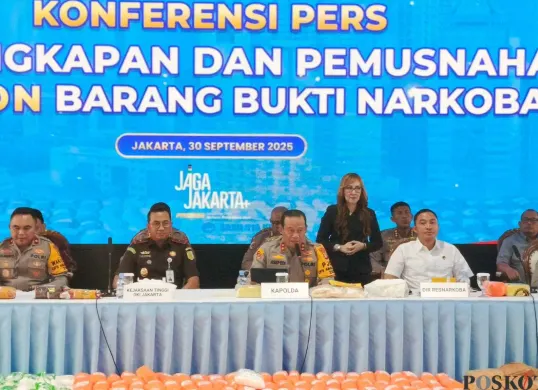Kapolda Metro Jaya, Irjen Pol Asep Edi Suheri dalam pengungkapan narkoba di Mapolda Metro Jaya, Jakarta Selatan, Selasa, 30 September 2025. (Sumber: Poskota/Ali Mansur)