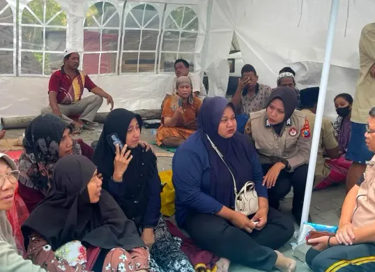 Tim Psikologi SDM Polda Jatim memberikan trauma healing kepada korban dan keluarga korban bangunan Ponpes Al Khoziny, Sidoarjo, yang ambruk. (Sumber: Dok Humas Polda Jatim)