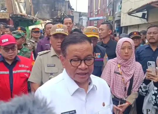 Gubernur Jakarta Pramono Anung saat meninjau lokasi kebakaran permukiman padat penduduk di Kelurahan Tangki, Tamansari, Jakarta Barat, Selasa, 30 September 2025. (Sumber: Poskota/Pandi Ramedhan)