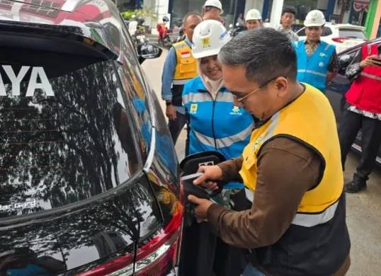 Simulasi pengisian daya mobil listrik oleh General Manager SBU KBN Cakung, Arief Maulana didampingi Manager PLN UP3 Marunda, Suzana Zein. (Sumber: Dok. PLN UID Jakarta Raya)