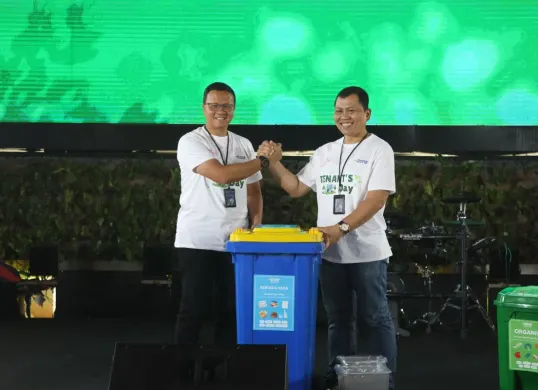 VP Sustainability Telkom, Gunawan Wasisto Ciptaning Andri menyerahkan Segregated Waste Bin kepada Direktur TLT Suratman saat acara Tenant Day di The Telkom Hub, Telkom Indonesia, Kamis, 25 September 2025. (Sumber: Dok. Telkom Indonesia)