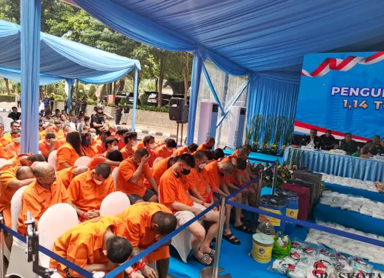 Para tersangka kasus pengedaran narkoba saat ditampilkan saat konferensi pers di Polda Metro Jaya, Jakarta Selatan, Selasa, 30 September 2025. (Sumber: Poskota/Ali Mansur)