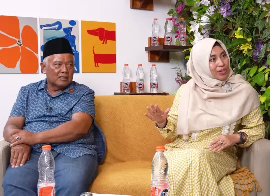 Rosyida Vignesvari tengah menjadi sorotan publik seiring dengan memanasnya konflik antara sang suami, Imam Muslimin alias Yai Mim, dengan Nurul Sahara. (Sumber: YouTube/CURHAT BANG Denny Sumargo)