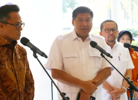 Potret Menteri Perumahan dan Kawasan Permukiman (PKP) Maruarar Sirait (tengah) saat rapat koordinasi percepatan  relokasi warga bantaran rel di Jakarta. (Sumber: Istimewa)