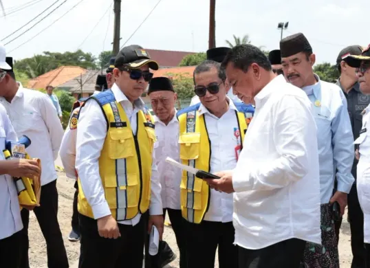 Bupati Tangerang meninjau langsung pembangunan Jalan Pakuhaji dan Sukadiri. (Sumber: Istimewa)