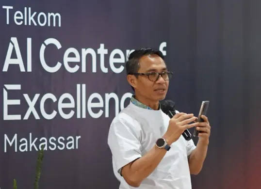 Direktur IT Digital Telkom Faizal Rochmad Djoemadi memberikan sambutan dalam agenda kunjungan kerja ke AI Center Makassar beberapa waktu lalu. (Sumber: Istimewa)