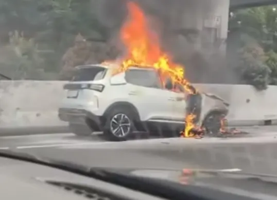 Tangkapan layar mobil Chery Tiggo Cross CSH terbakar di Tol Jagorawi pada Selasa, 31 Maret 2026 (Sumber: Istimewa)