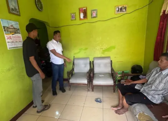 Petugas Unit Reskrim Polsek Ciruas melakukan olah TKP terkait kasus penganiayaan berat di Desa Kaserangan, Kecamatan Ciruas. (Sumber: Polsek Ciruas)