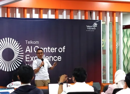 Direktur IT Digital Telkom Faizal Rochmad Djoemadi memberikan sambutan dalam agenda AI Connect Offline Series di AI Center Makassar. (Sumber: Istimewa)