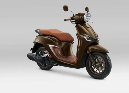 Honda Stylo 160 varian ABS juga diberikan pilhan warna terbaru yaitu Royal Blue dan Royal Brown. (Sumber: AHM)