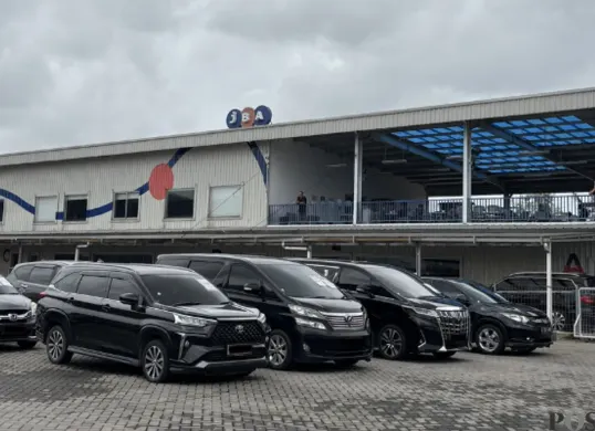 Kejelasan kondisi kendaraan dan dokumen menjadi faktor penting bagi peserta lelang di JBA Indonesia. (Sumber: Poskota/Aldi Harlanda Irawan)