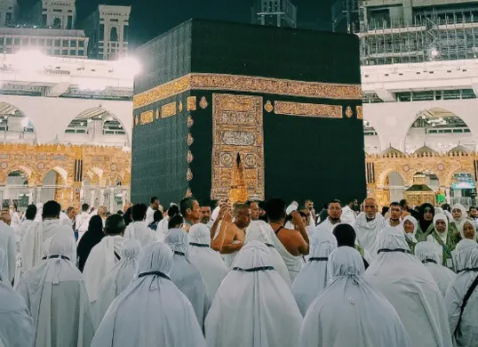 Ilustrasi. Praktik haji ilegal masih marak jelang musim Haji 2026. Kemenhaj menegaskan hanya visa haji resmi yang diakui, pelanggar berisiko deportasi, denda, dan cekal masuk Arab Saudi hingga satu dekade. (Sumber: Pexels/Ceha Rabbani)